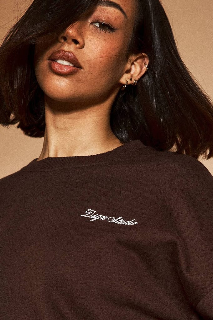 Dames Dsgn Studio Boxy Sweatshirt Met Ronde Hals | Dark Chocolate | Maat: Large