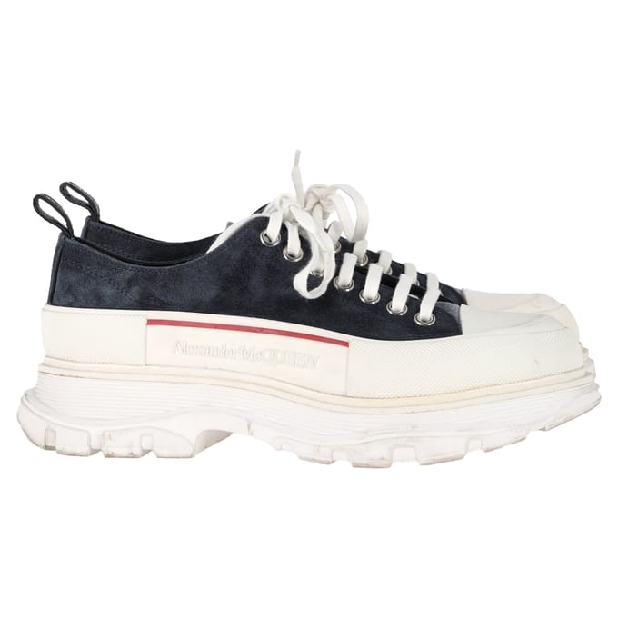 Alexander McQueen Tread Slick Sneakers in Zwart Suede