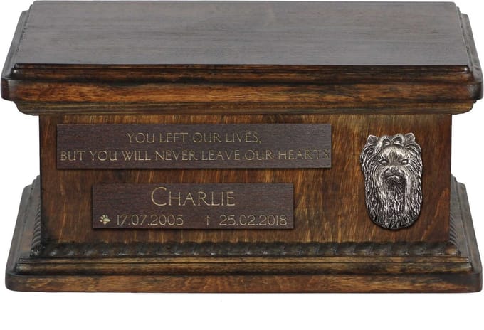 Persoonlijke houten urn voor Yorkshire Terrier as met gravure