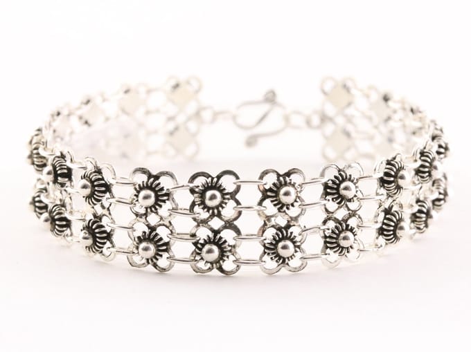 Fijn bewerkte zilveren schakelarmband - lengte 18 cm.
