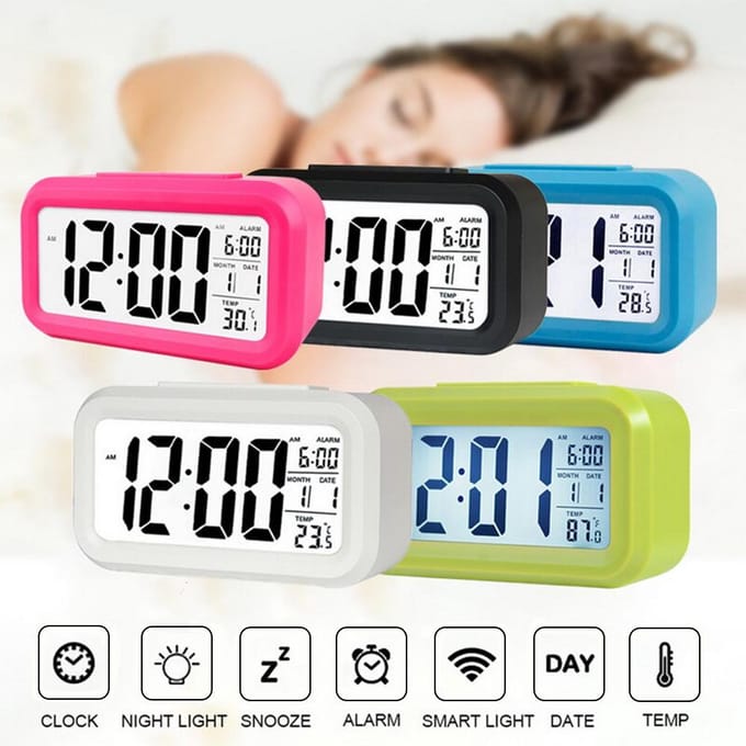 Réveil numérique intelligent avec bouton Snooze de date et de température sur le dessus rectangulaire à piles blanc