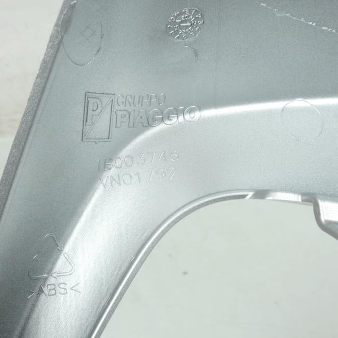 Flanc gauche tablier AV gris pour scooter Piaggio 125 Medley Basic 1B003746000H4