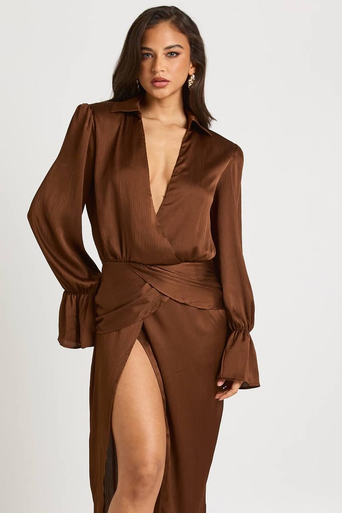 boohoo Dames Satijn Twist Maxi Jurk met split aan de voorkant | Chocolate | Maat: 14