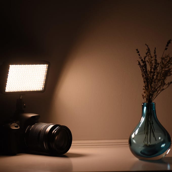 Compacte LED-studiolamp met 228 LED's voor Canon en Nikon camera's brown