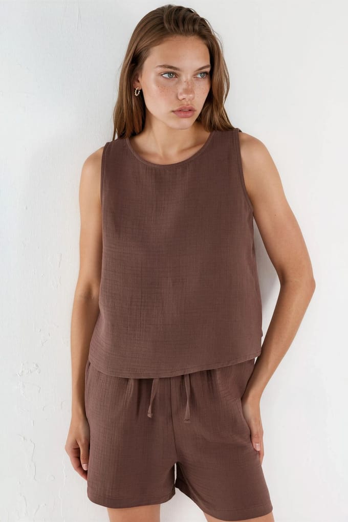Mouwloze Muslin Blouse en Shorts Set