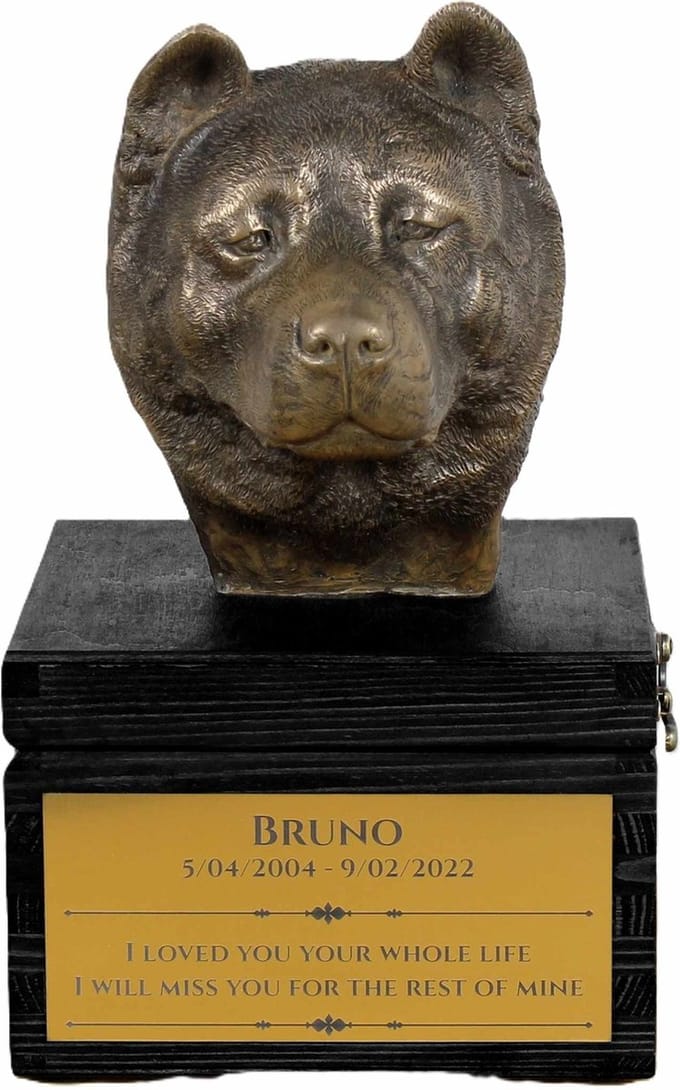 Handgemaakte urn met gravure en sculptuur van een Akita hond