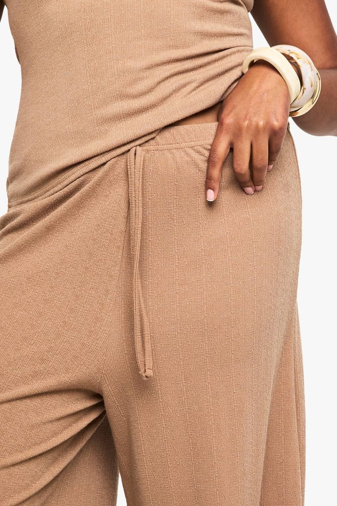 boohoo Dames Plus Ripple Rib Trekkoordbroek | Mokka | Maat: 48