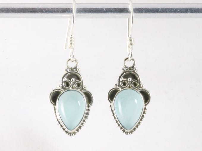 Fijne bewerkte zilveren oorbellen met aqua chalcedoon