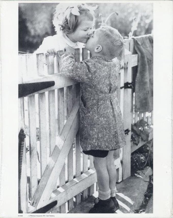 Mini zwart-wit poster - Love Thy Neighbour - Bettmann Archive - 24x30 cm