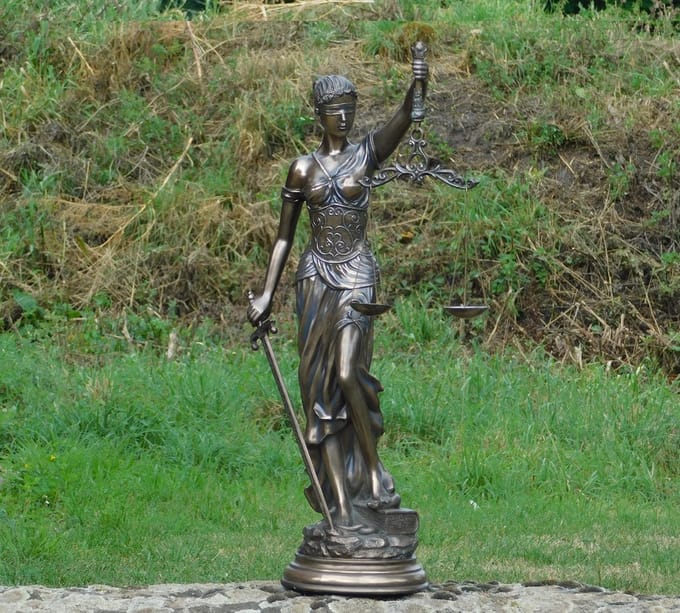 Groot beeld van Vrouwe Justitia | brons-look | polystone