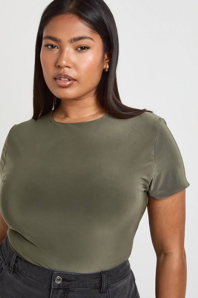 boohoo Dames Plus Dubbele Laag Slinky Aansluitende Bodysuit | Khaki | Maat: 28