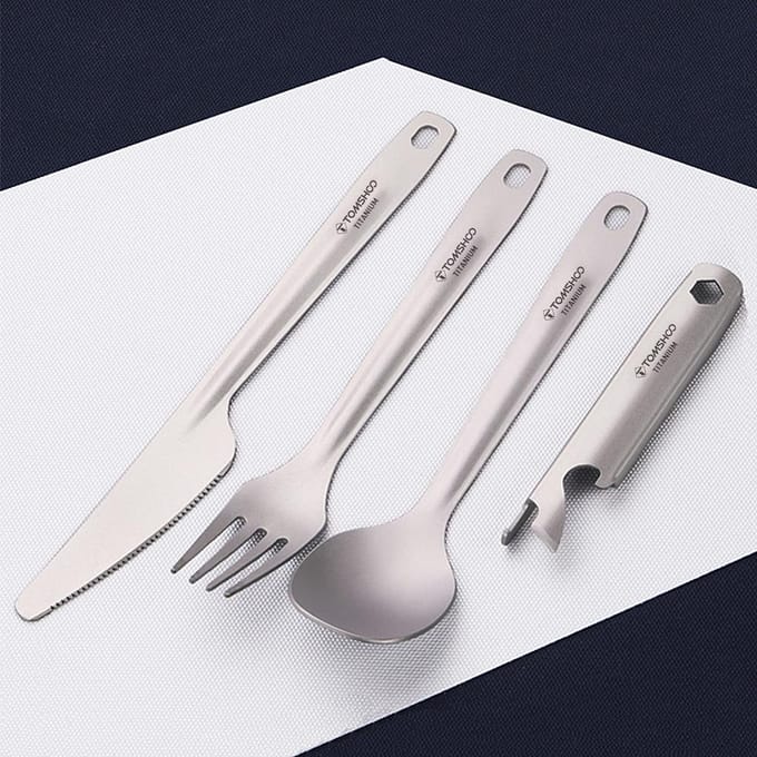 TOMSHOO 4-in-1 titanium bestek bestekset lichtgewicht dinerlepel vorksnijder met multifunctionele opslaghouder flesopener white