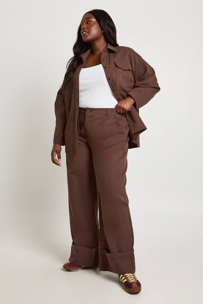 boohoo Dames Plus Omslagzoom Twill Wijde Pijpen Broek | Chocoladebruin | Maat: 52