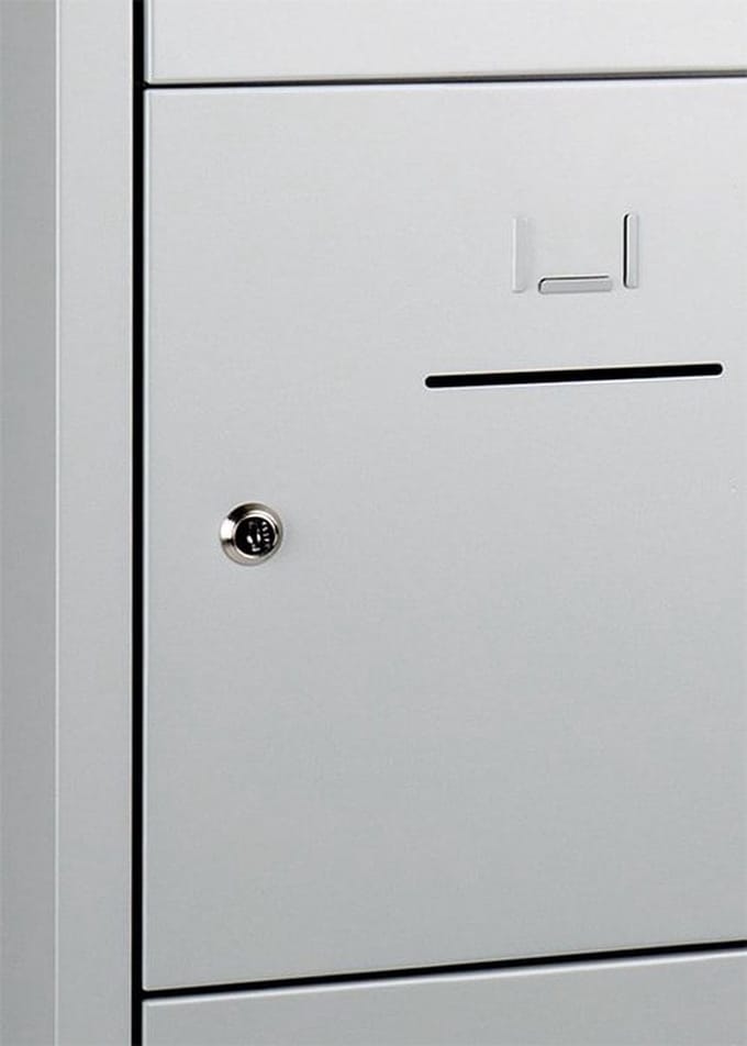 Lockerkast SHC met 10 deuren voorzien van brievensleuf in aluminium met hangoogsluiting (excl. hangslot)