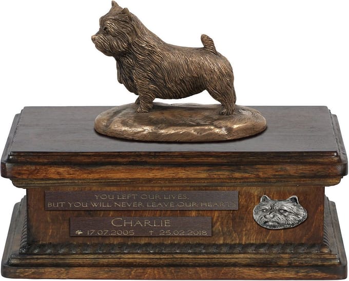 Persoonlijke urn hond voor Norwich Terrier met beeldje en houten design