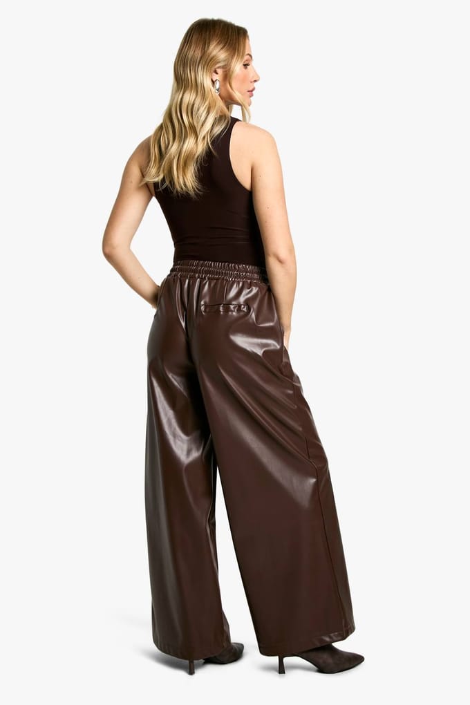 boohoo Dames Zwangerschapsjogger met elastische taille en wijde pijpen van PU | Chocolate | Maat: 8
