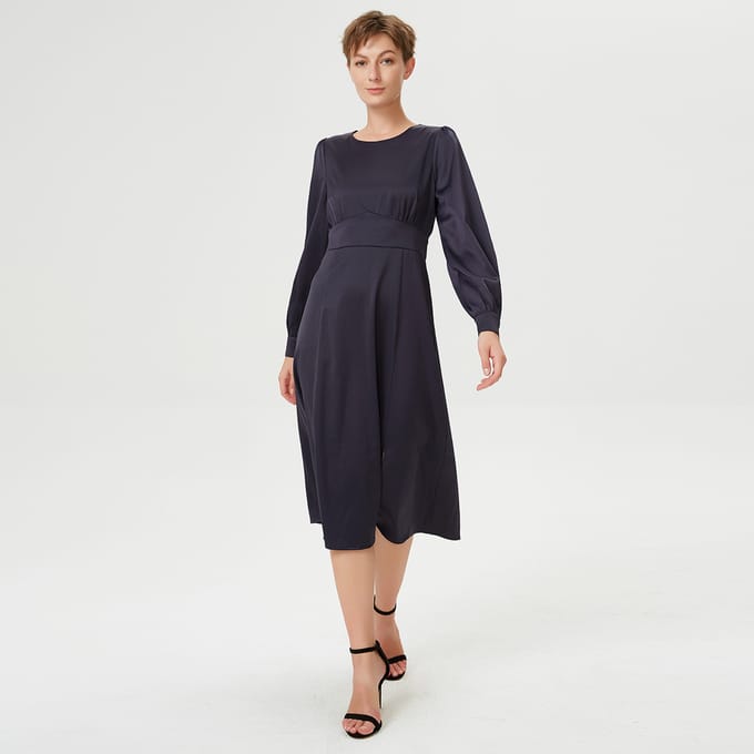 Aangepaste en wijd uitlopende vloeibare blouse -jurk