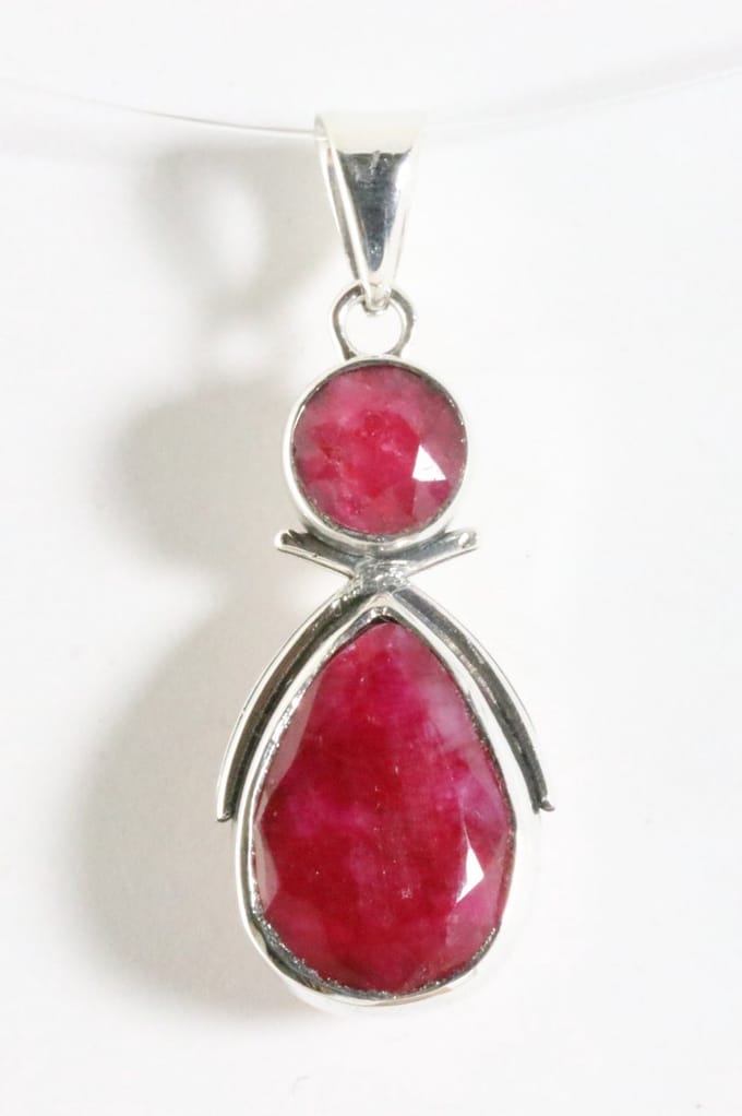 Zilveren hanger met robijn