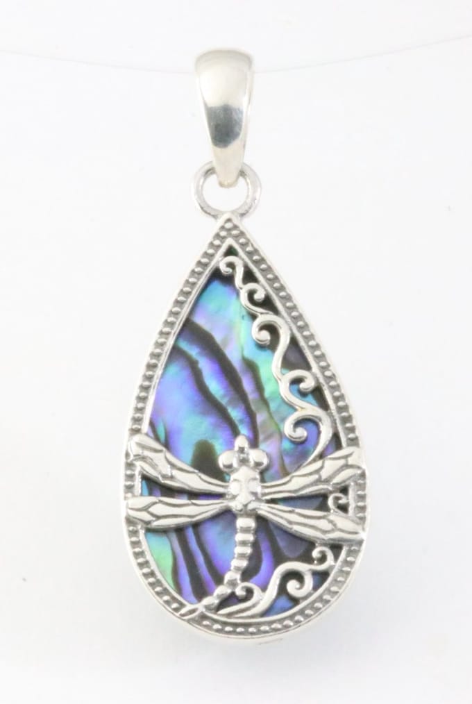 Druppelvormige zilveren hanger met libelle op abalone schelp