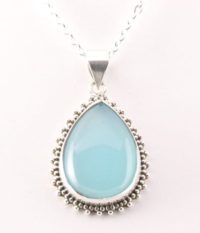 Bewerkte zilveren hanger met aqua chalcedoon aan ketting