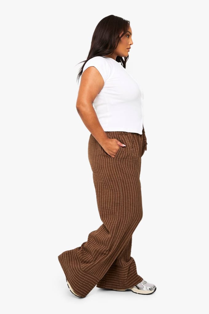 boohoo Dames Plus geweven gestreepte wijde pijpenbroek | Bruin | Maat: 50