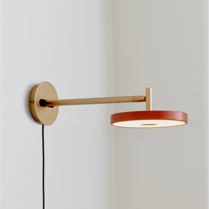 UMAGE LED wandlamp Asteria Long, oranje/messing, stekker