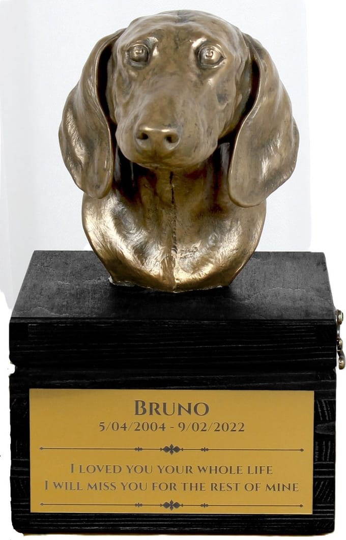 Urn hond met gravure en sculptuur van langharige teckel