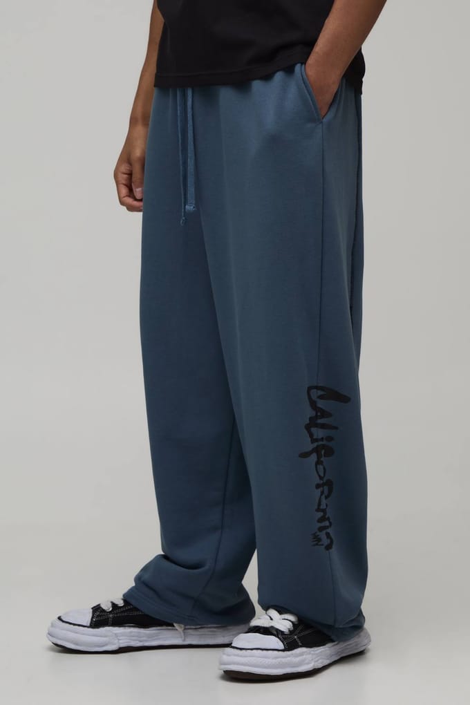Balloon Fit Joggingbroek Met Contrasterende Stiksels En California Print In Loopback | Slate Blue | Size Medium