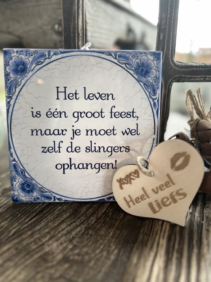 Creaties van Hier - Tegeltje Leven is feest met houten hartje - 15 cm – Keramiek
