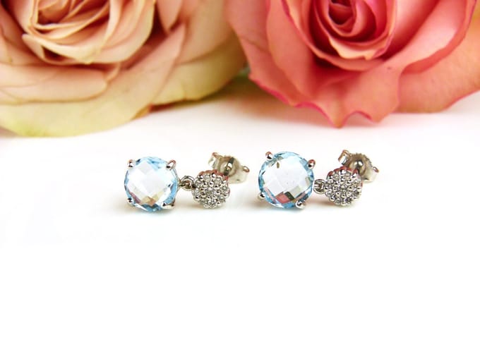 Oorringen in wit goud gezet met blauwe topaas en diamant