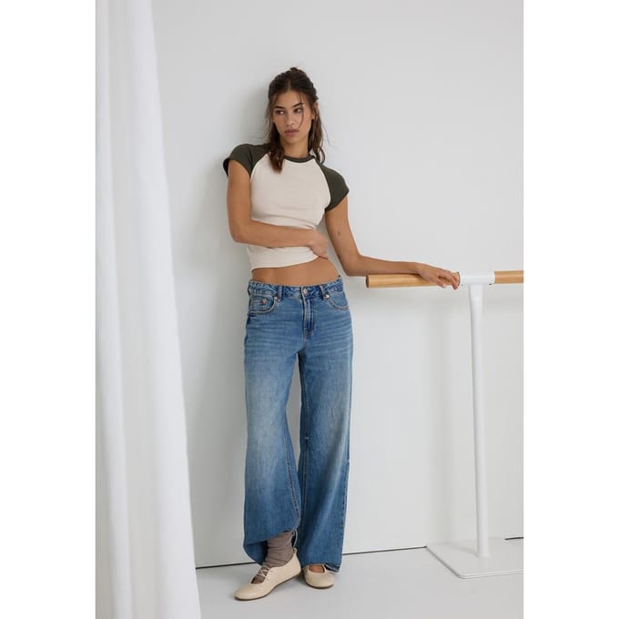 Stradivarius D91 Low-rise wide-leg jeans  MIDDENBLAUWE DENIM WASSING 36