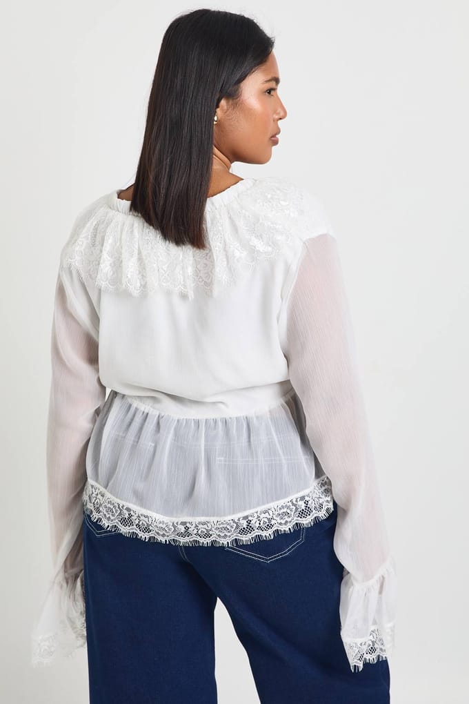 boohoo Dames Plus Chiffon Blouse Met Kanten Afwerking En Ruches | Wit | Maat: 46