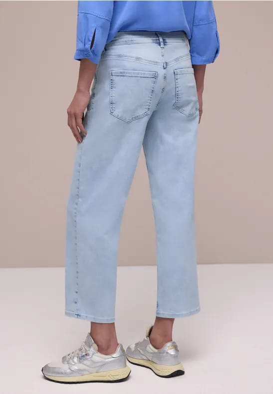 7/8 Mid Waist straight leg jeans in casual fit