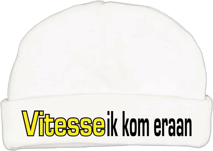 Babymutsje met de tekst: Vitesse ik kom eraan !