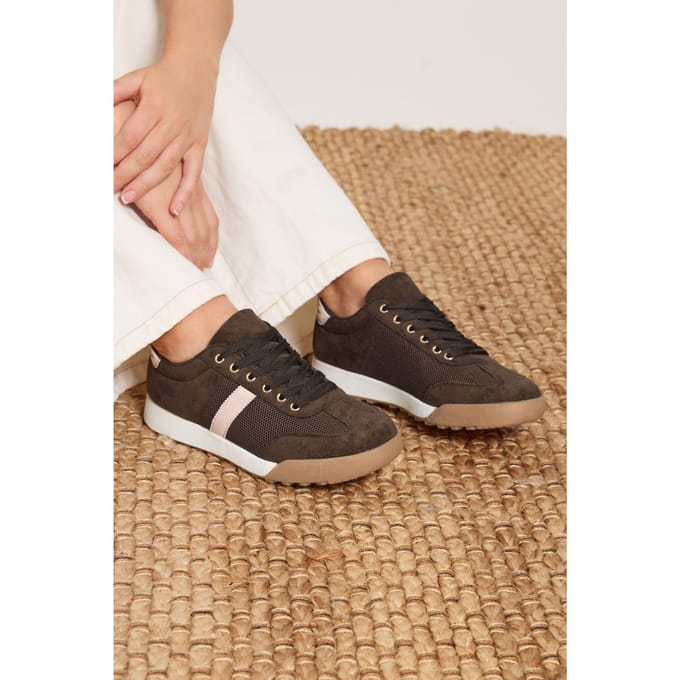 Yours Bruine Sneakers Met Zijstreep En Gummizool In Extra Brede Eeepasvormsize 41EEE