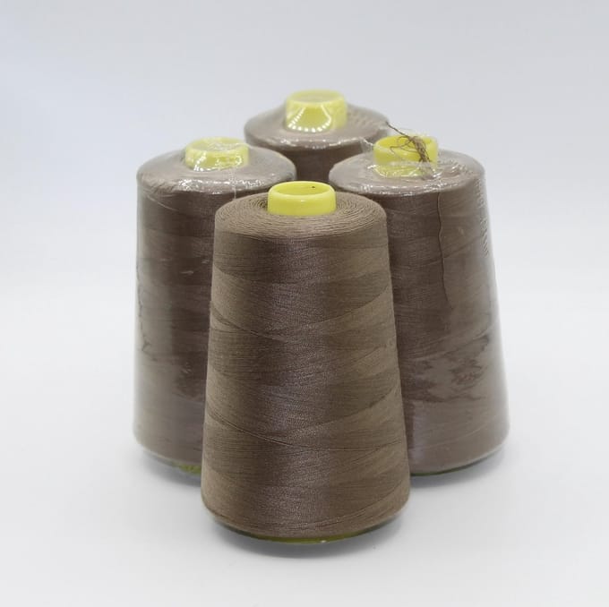 Polyester Overlockgaren – 4 Cones × 4500 m – Totaal 18.000 m – Beige-Bruin