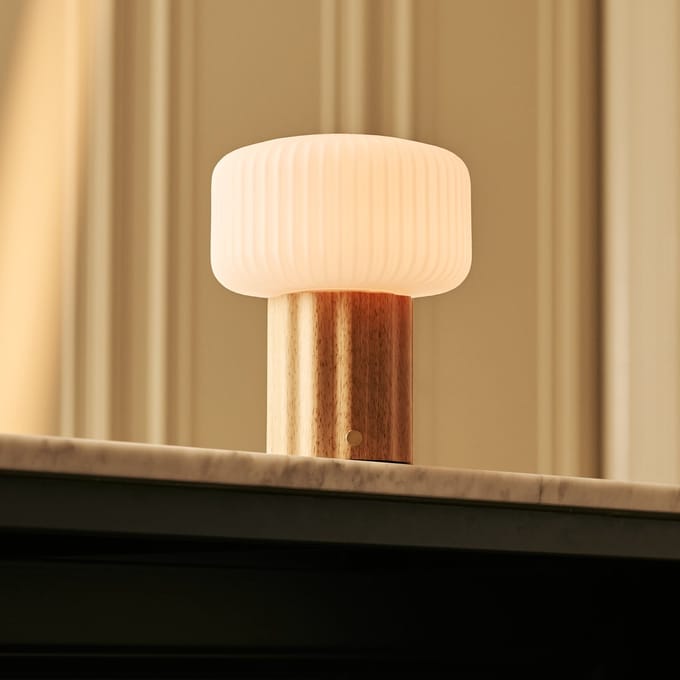 Tavellio Robin Oplaadbare Tafellamp – H20 – Hout en Glas – Lichtbruin