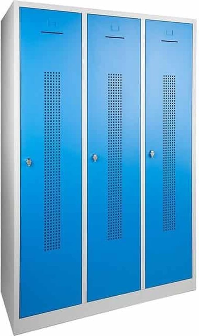 Garderobekast perfo deur breed 89CM .Sluiting Met hangoogsluiting. Aantal deuren 3. Op de sokkel en kleur deur Blauw