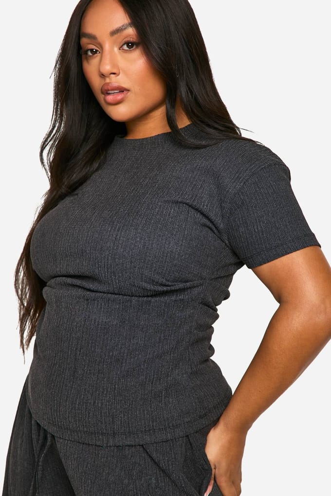 boohoo Dames PLUS GETEXTUREDE GERUCHEDE Zij-T-SHIRT | Houtskool | Maat: 56