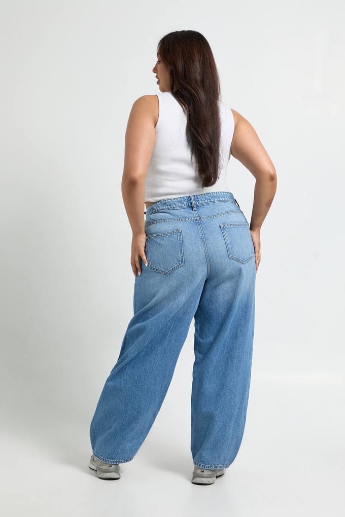 boohoo Dames Plus Barrel Fit Jeans | Mid Wash | Maat: 16/32L