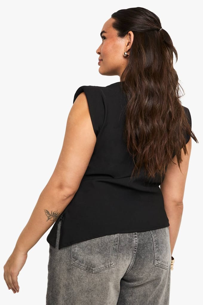 boohoo Dames Plus Blouse met Gegrompelde Schoudervulling en Asymmetrisch Ontwerp | Zwart | Maat: 48