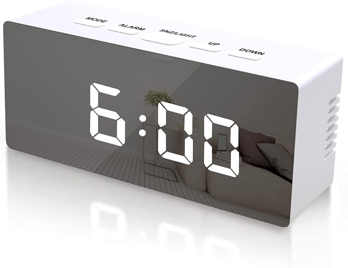 Digitale LED-wekker met spiegeloppervlak Wit