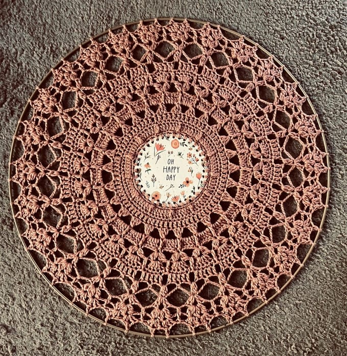 MANDALA/DROMENVANGER-GEHAAKT-MET DE TEKST-HANDMADE-DIAMETER 65 CM.