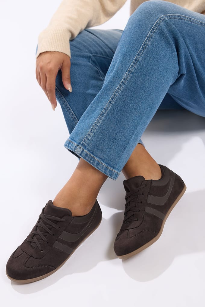 Yours Bruine Lage Retro Streep Sneakers In Extra Brede Eeepasvormsize 43EEE