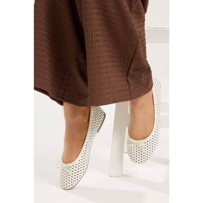 Yours Ivoorwitte Imitatieleer Cutout Balletpumps In Brede Epasvormsize 39EEE