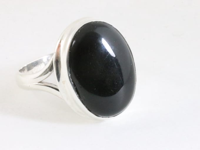 Hoogglans zilveren ring met onyx - maat 18.5