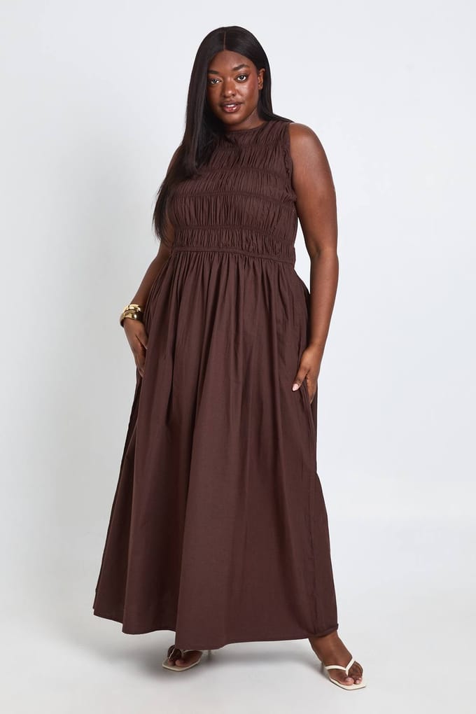boohoo Dames Plus Katoenen Popeline Gesmockte Maxi Jurk | Chocoladebruin | Maat: 48