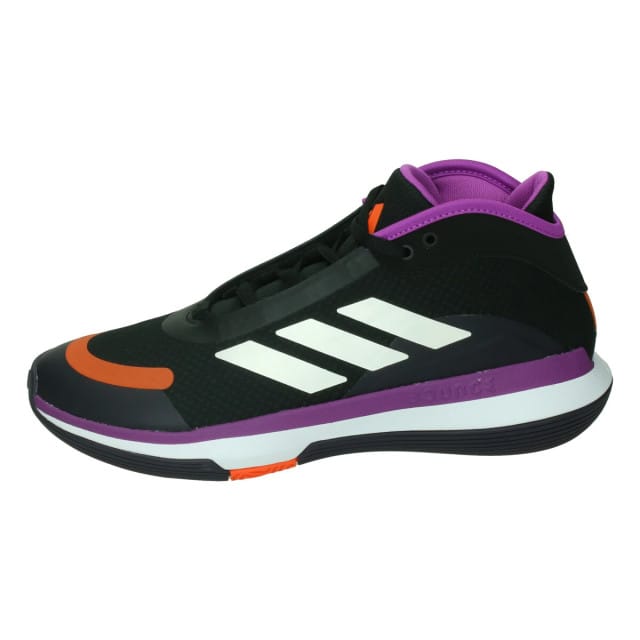 Adidas bounce legends low in de kleur zwart.