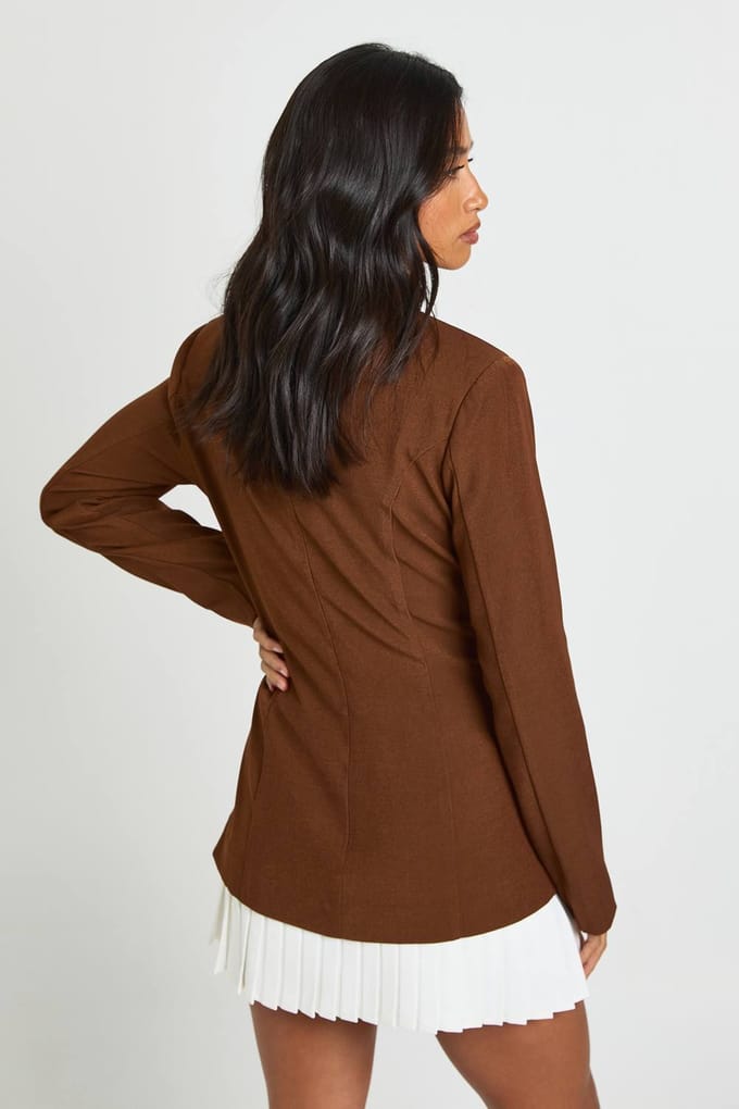boohoo Dames Petite getailleerde geplooide zoom gestructureerde mini-jurk | Chocoladebruin | Maat: 40
