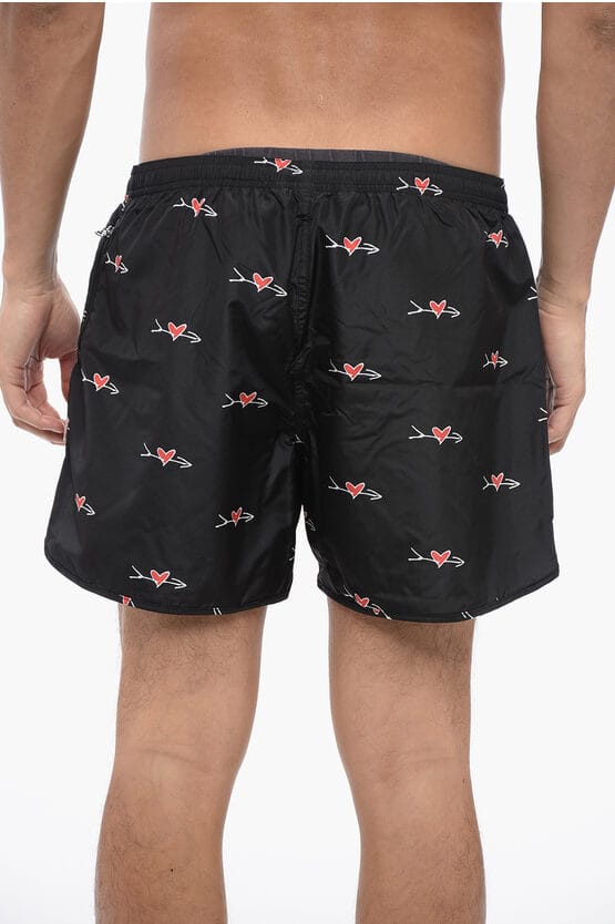 Bedrukte ALL-OVER CUPID zwemshort in zwart, rood